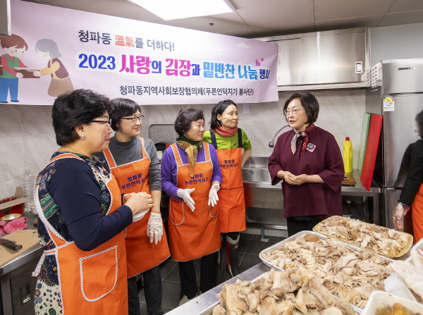 지난 9일 박희영 용산구청장이 '2023 사랑의 김장과 밑반찬 나눔행사'에 참여한 청파동 주민들을 격려하고 있다