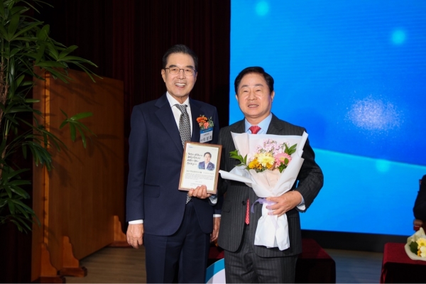 주광덕 남양주시장은 지난 15일 농협중앙회 본관 대강당에서 지역농업 발전에 기여한 공로로 ‘지역농업발전 선도인상’을 수상했다.