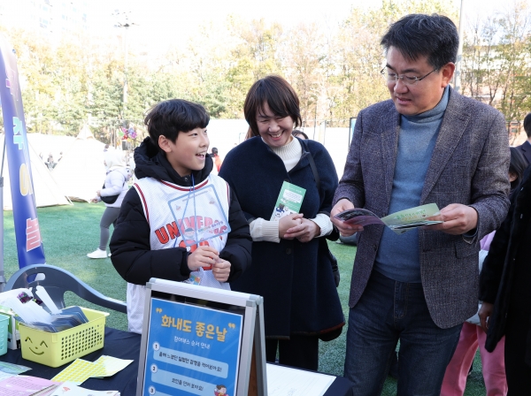 오승록 노원구청장이 18일 오후 서울 노원구 상계근린공원에서 열린 ‘2023년 노원미래교육박람회’에 참석해 부스를 둘러보고 있다.