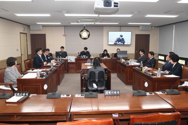예산결산특별위원회는 소회의실에서 제1차를 열고 위원장에 이예찬 의원을, 부위원장에 박현우 의원을 각각 선출했다