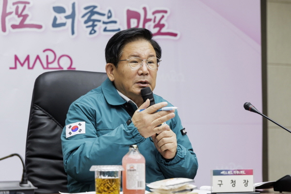 20일 '2023년 겨울철 종합대책 보고회'를 주재한 박강수 마포구청장