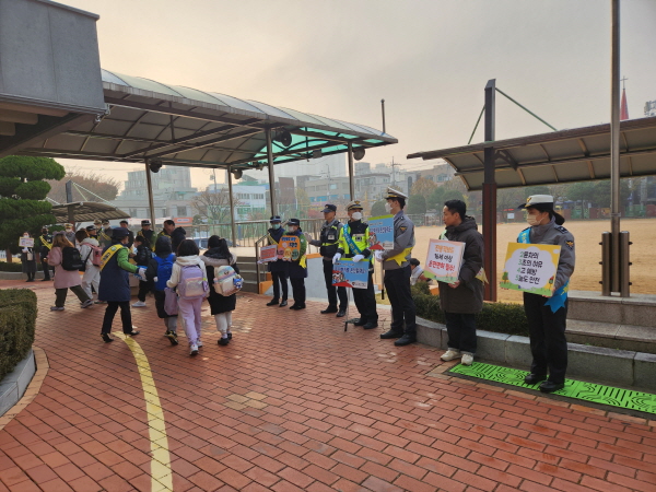 인천 부평구(구청장 차준택)는 지난 23일 인천개흥초등학교에서 등굣길 어린이와 통행 운전자를 대상으로 교통안전 캠페인을 실시했다.