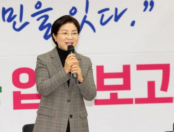 김미경 은평구청장이 경기 악화로 더욱 힘들어진 사회적 약자 지원 정책에 대해 설명하고 있다.