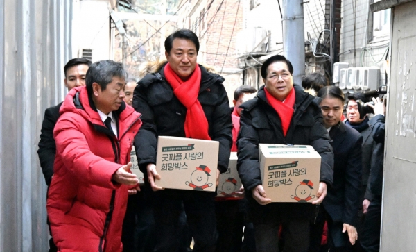 오세훈 서울시장(좌측 두 번째)이 크리스마스를 앞두고 굿피플인터내셔널과 취약계층에 전달할 식료품으로 구성된 ‘사랑의 희망박스’를 만들어 지난 4일 남대문 쪽방촌을 찾고 있다.