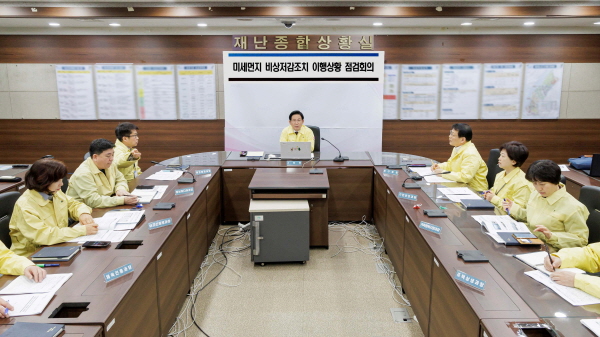 지난 3월 아침, 미세먼지 주의보가 발령돼 박강수 구청장이 비상저감조치 점검회의를 열었다