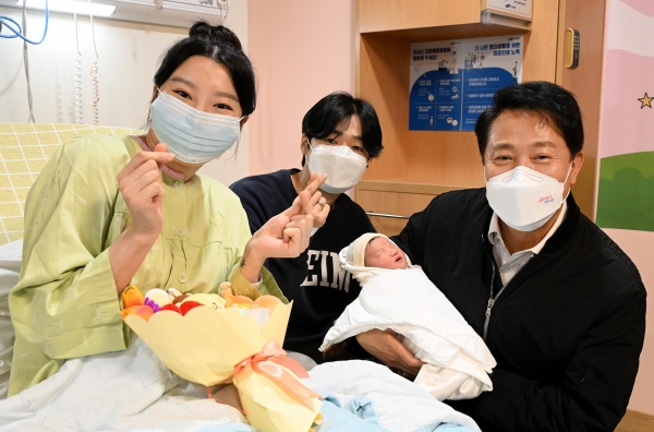 오세훈 서울시장(우측)이 강북삼성병원을 찾아 새해 첫둥이 ‘스벅이(태명)’를 안고, 산모ㆍ배우자와 함께 기념촬영을 하고 있다.