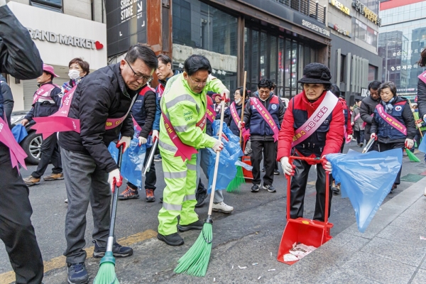 지난해 박강수 마포구청장이 봄맞이 대청소의 날을 맞아 거리에 있는 쓰레기를 청소하고 있다