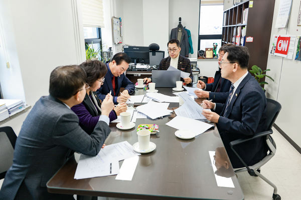 강동구의회 지역경제연구회가 올해 연구 주제 및 방향에 대해 논의를 했다