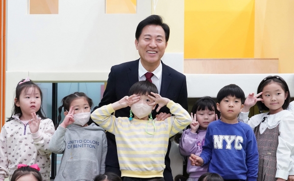 오세훈 서울시장(중앙)이 서울형 키즈카페를 찾아 아이들과 놀이체험 후 포즈를 취하고 있다.