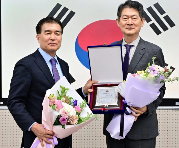 김현기 의장(좌측)이 ‘한국지방의정대상’을 수상 후 기념촬영.