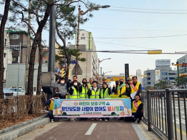 의정부시 호원2동행정복지센터(권역국장 강경숙)는 3월 6일 호원초등학교 앞에서 새학기 맞이 교통안전 캠페인을 실시했다.