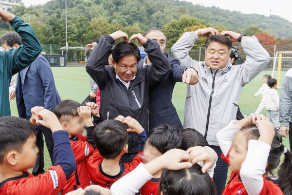 박강수 마포구청장이 유아 축구 리그전에 참석한 아이들을 응원하고 있다