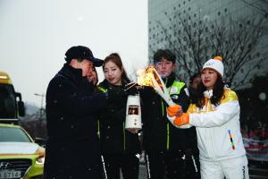 평창올림픽 성화 '서울투어 마포가 시작'