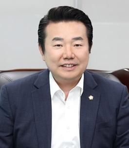 박동웅 구로구의회 의장 / 코로나19로 지친 주민에게 행복주는 메신저 되주길
