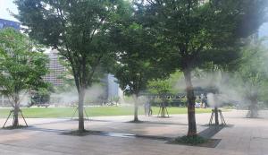 서울광장에 쿨링포그 가동…폭염속 시원한 물줄기