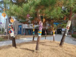 송파구 위례동 주민들, 나무에 뜨개옷 입히는 ‘트리니팅’ 활동
